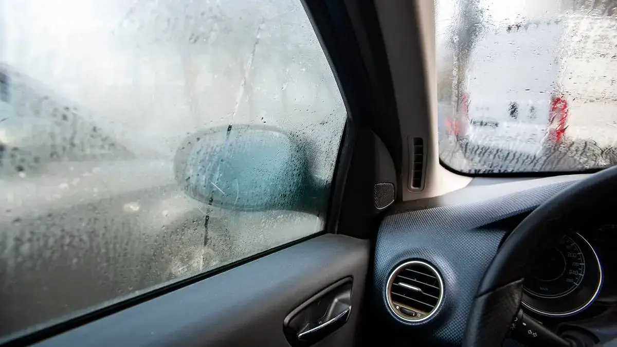 Zdjęcie Zaparowane szyby w samochodzie: ciepły czy zimny nawiew najszybciej pomoże