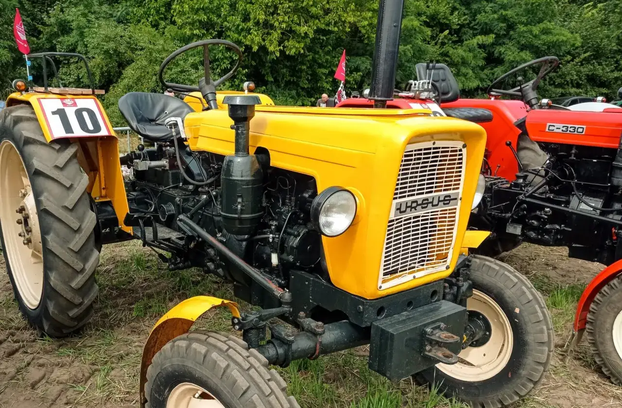 Zdjęcie Jaki olej do silnika C330? Wybierz najlepszy dla swojego traktora