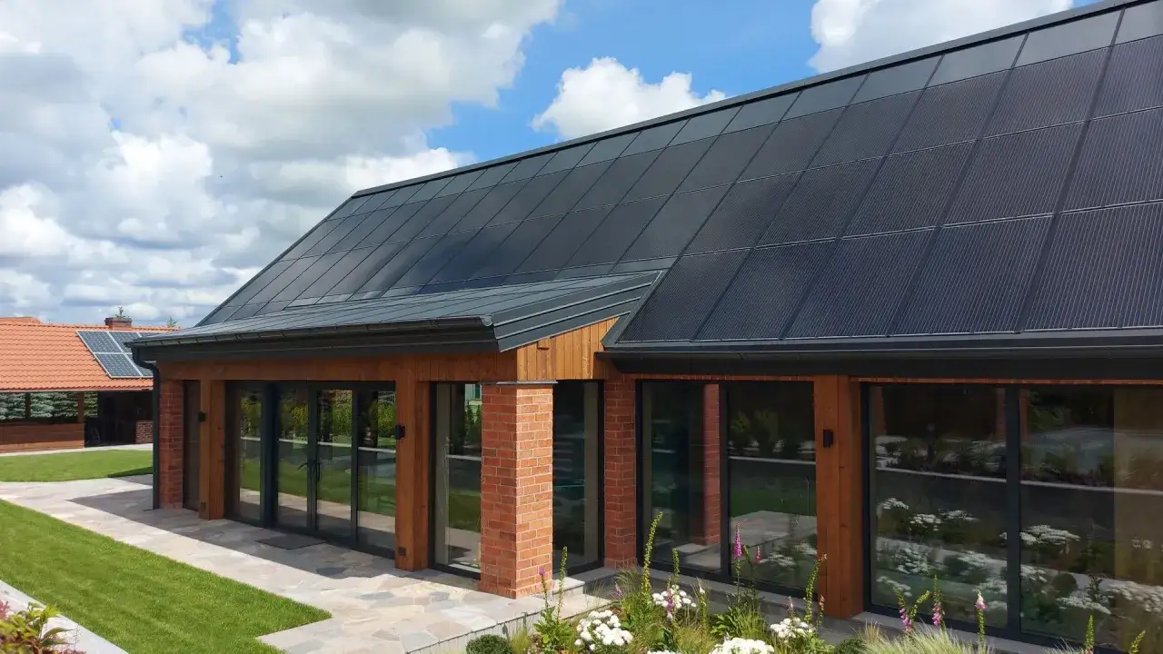 Zdjęcie Czy panele Full Black są lepsze? Porównanie z tradycyjnymi panelami