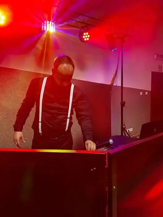 Zdjęcie Ile bierze DJ za 18? Ceny, które zaskoczą i pomogą zaoszczędzić