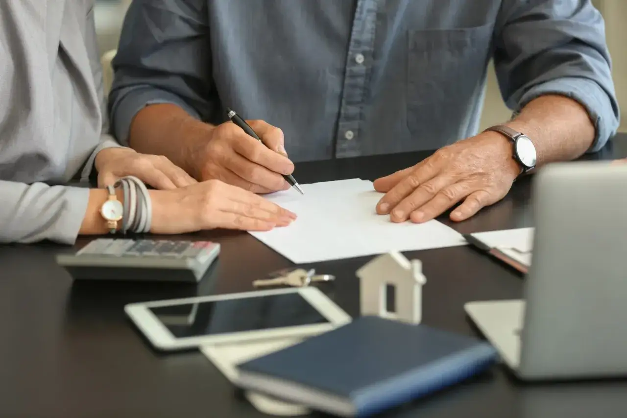 Zdjęcie Ile naprawdę bierze biuro nieruchomości za sprzedaż mieszkania? Sprawdź koszty