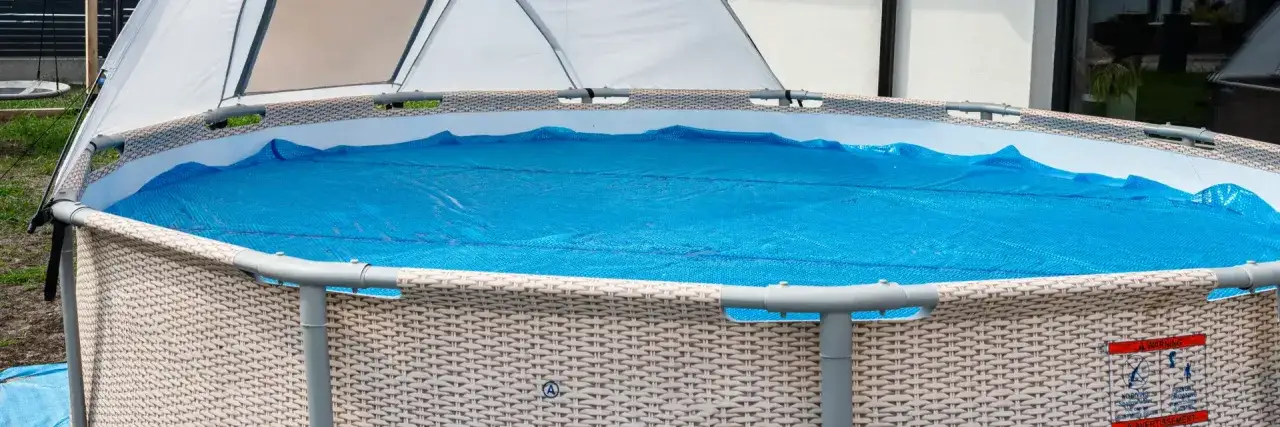 Zdjęcie Gdzie wylać wodę z basenu ogrodowego? Poznaj przepisy i metody bezpieczeństwa