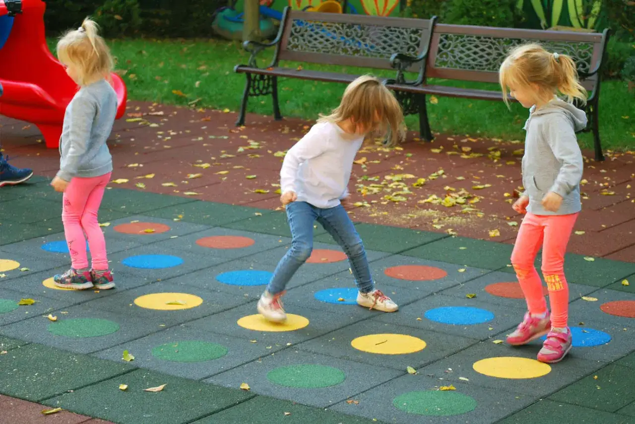 Zdjęcie Jak zrobić płyty gumowe na plac zabaw i uniknąć błędów montażu