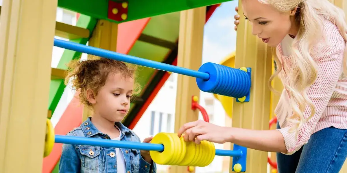 Zdjęcie Sensoryczny plac zabaw: jak wspiera rozwój dzieci przez zabawę
