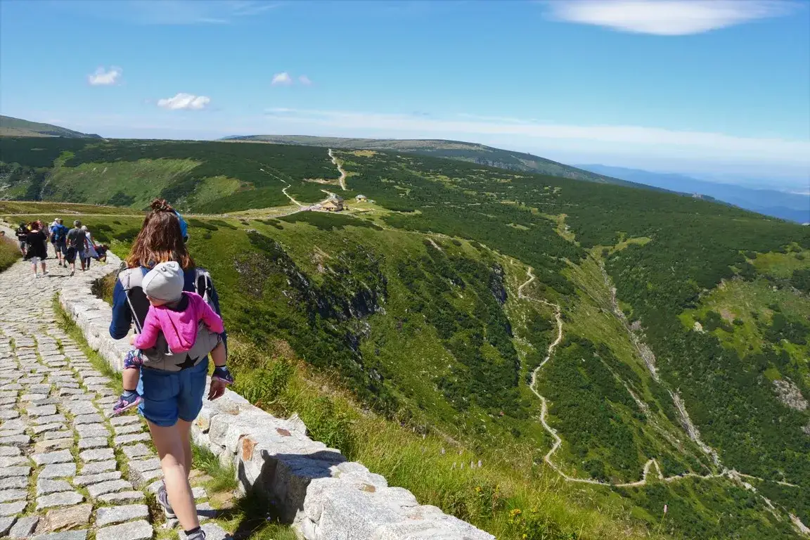 Zdjęcie Jakim szlakiem z dzieckiem na Śnieżkę - najłatwiejsze trasy i porady