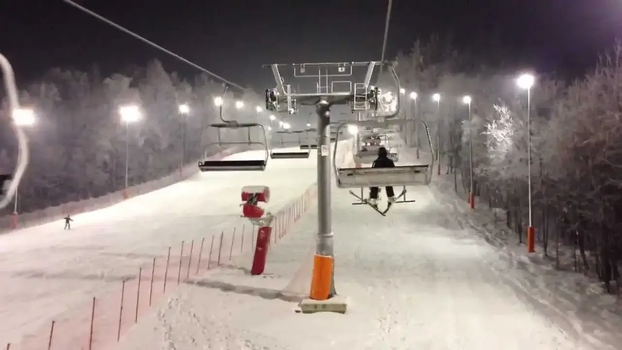 Zdjęcie Stok narciarski w Bielsku-Białej: ceny, trasy i najlepsze godziny na jazdę