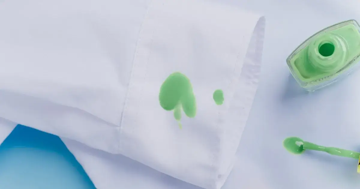 Zdjęcie Jak usunąć plamę z lakieru do paznokci - skuteczne metody na każdą powierzchnię