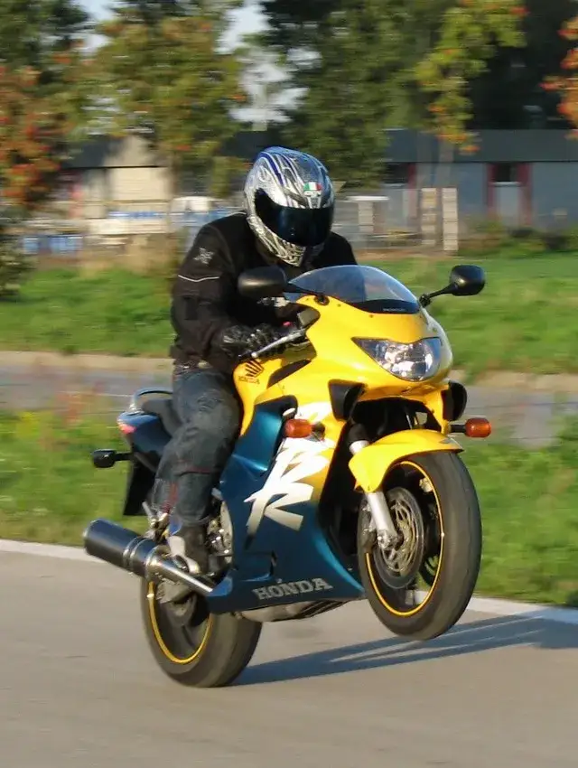 Zdjęcie Honda CBR 600 F4 - Ile ma koni? Odkryj maksymalną moc motocykla