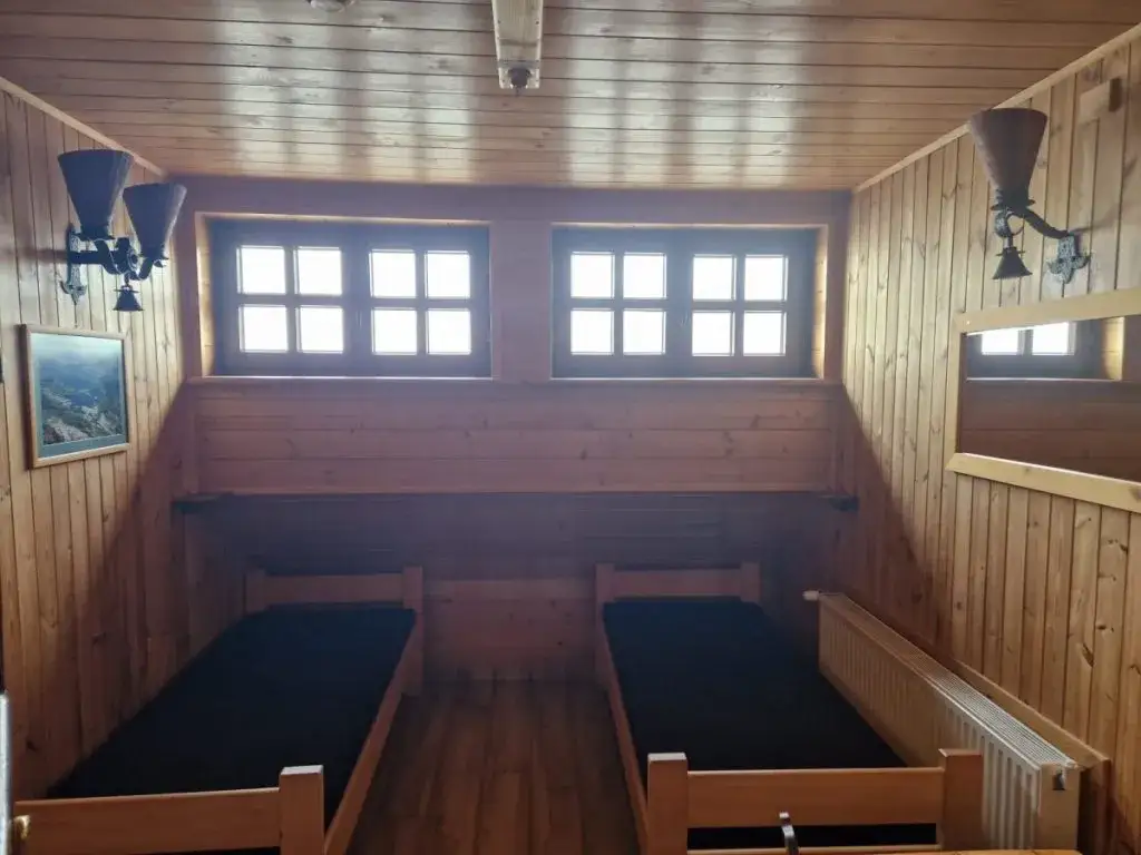 Zdjęcie Ile kosztuje nocleg w schronisku? Sprawdź ceny i porady na sezon