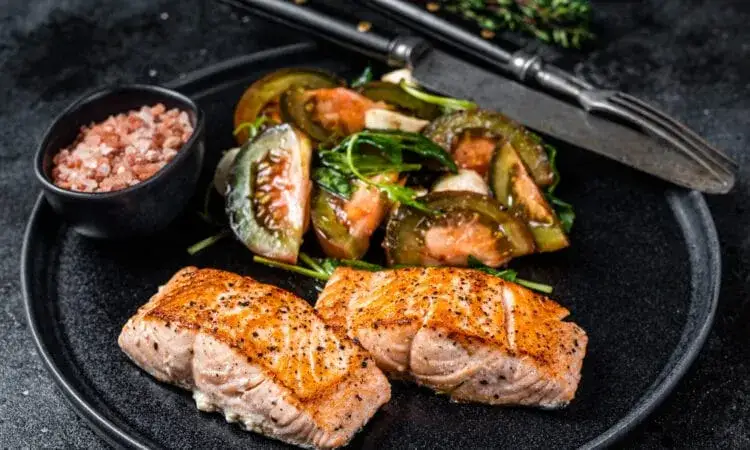 Zdjęcie łosoś wędzony dla dziecka od kiedy? Bezpieczne wprowadzenie do diety