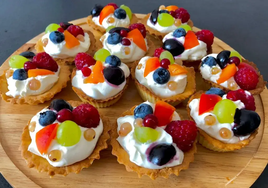 Zdjęcie Jak udekorować babeczki owocami - proste i efektowne pomysły na prezentację