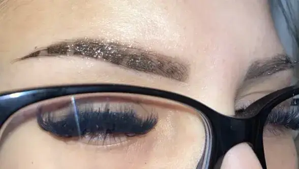 Zdjęcie Kiedy odpadną strupki po makijażu permanentnym? Proces gojenia