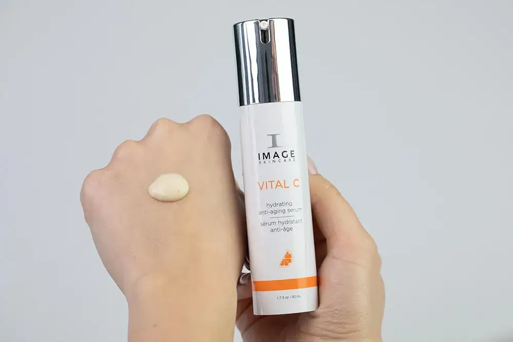 Zdjęcie Jak często stosować serum do twarzy, aby uniknąć podrażnień?