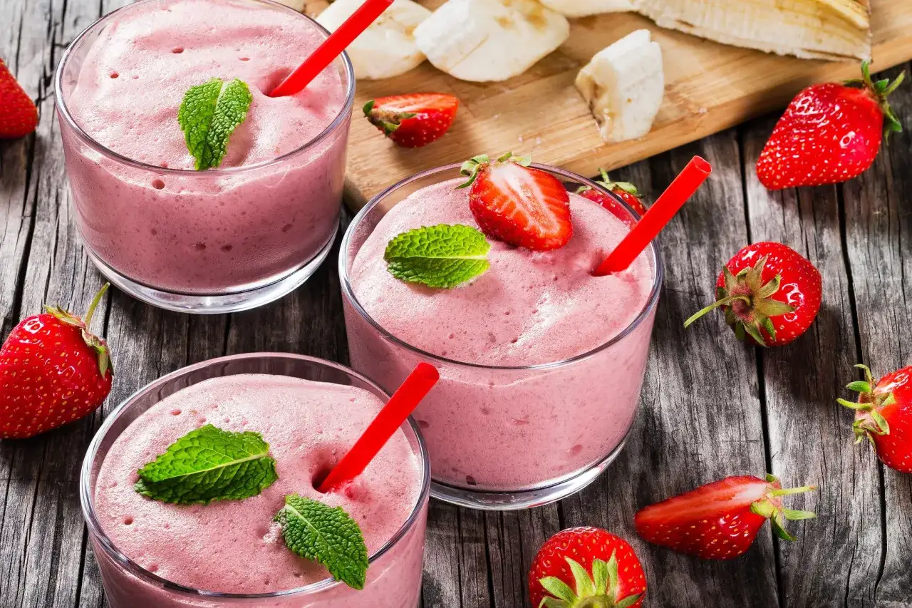 Zdjęcie Szybki i orzeźwiający koktajl truskawkowy z mlekiem na upalne dni