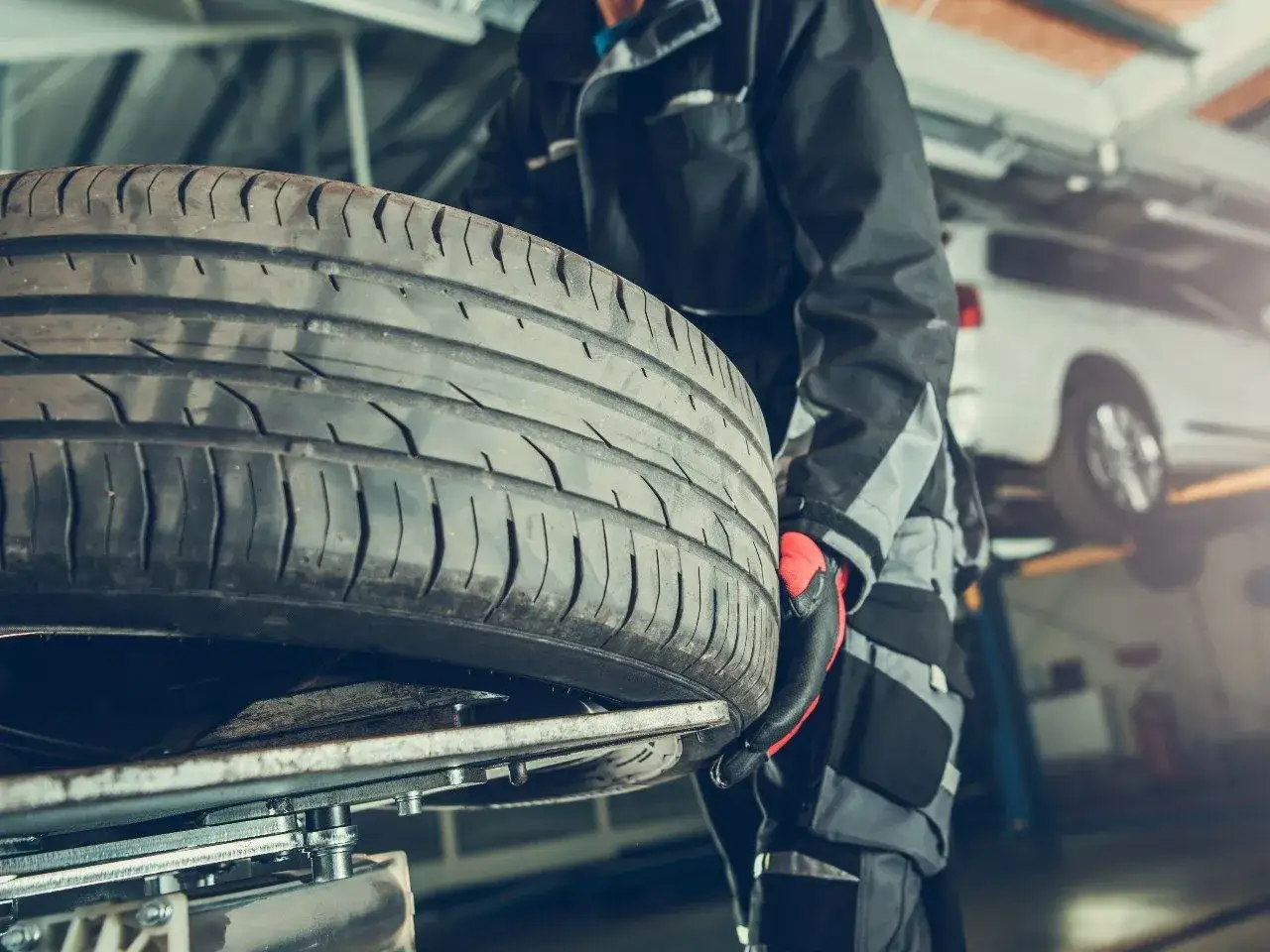 Zdjęcie Co oznacza V na oponie? Kluczowe informacje o prędkości i bezpieczeństwie