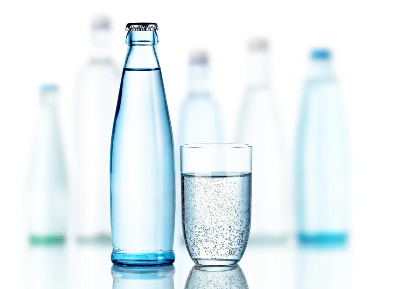 Zdjęcie Czy woda w hotelu jest za darmo? Odkryj zasady i pułapki