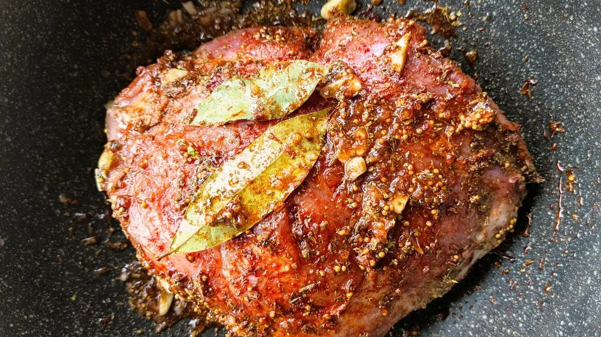 Zdjęcie Jak upiec szynkę na obiad, aby była soczysta i pełna smaku