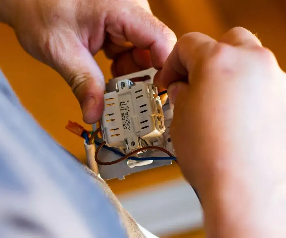 Zdjęcie Ile kosztuje wymiana elektryki w mieszkaniu? Sprawdź, aby uniknąć niespodzianek