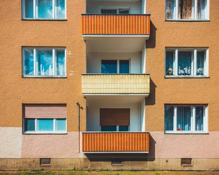 Zdjęcie Ile kosztuje zabudowa balkonu w bloku? Poznaj ukryte koszty i opcje