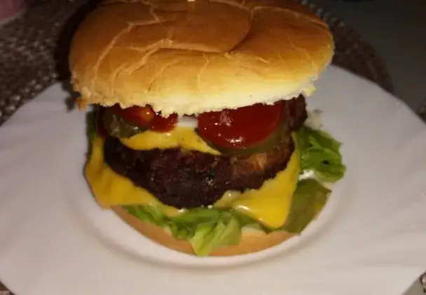 Zdjęcie Jak zrobić domowe hamburgery z mięsa mielonego, które zachwycą smakiem