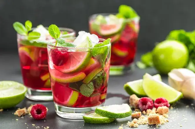 Zdjęcie Stumbras malinowy z czym pić? Odkryj najlepsze przepisy na drinki