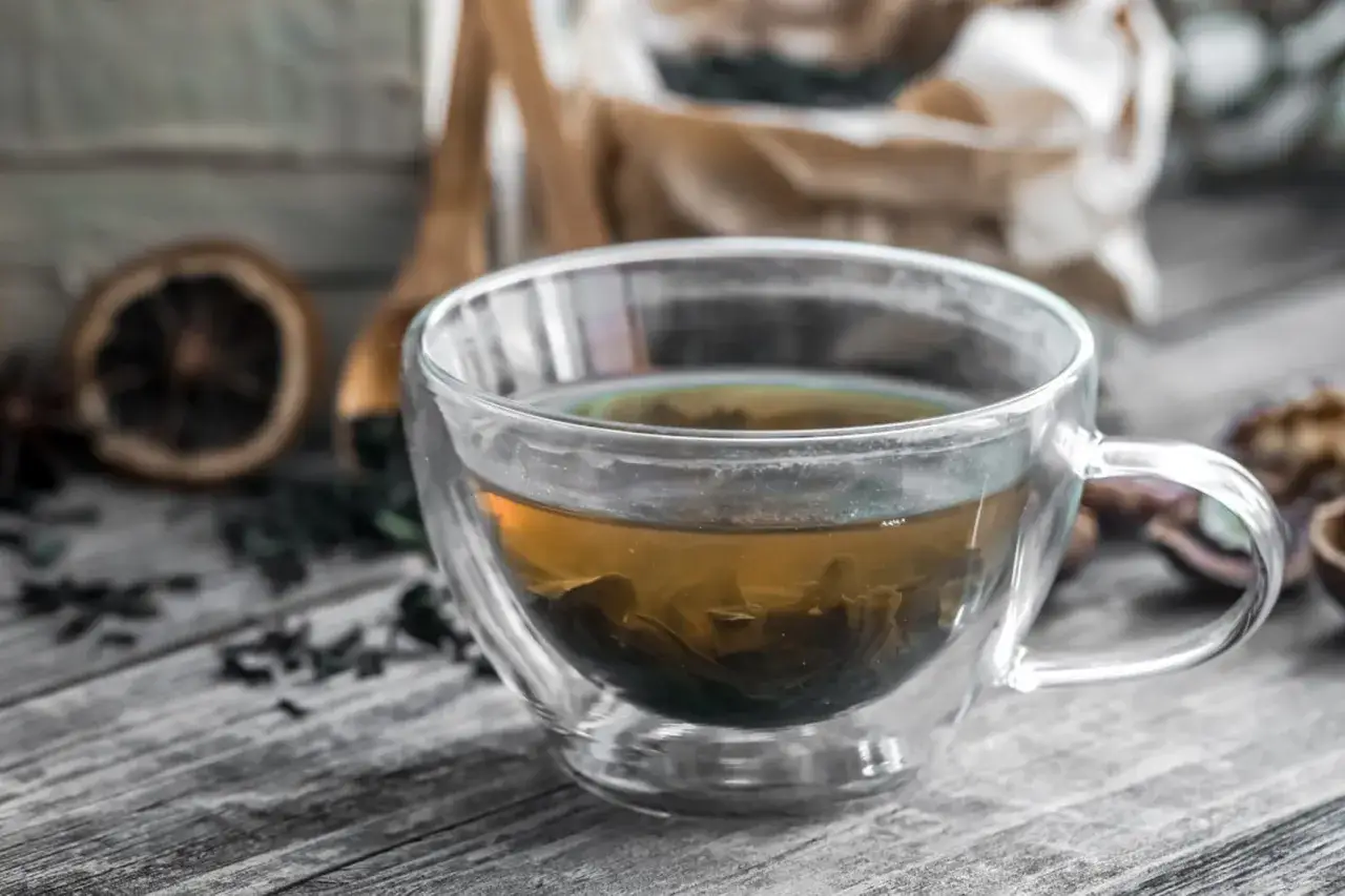 Zdjęcie Jak parzyć herbatę liściastą: uniknij najczęstszych błędów w parzeniu