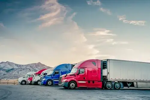 Zdjęcie Czy jest zakaz wyprzedzania ciężarówek? Poznaj przepisy i kary