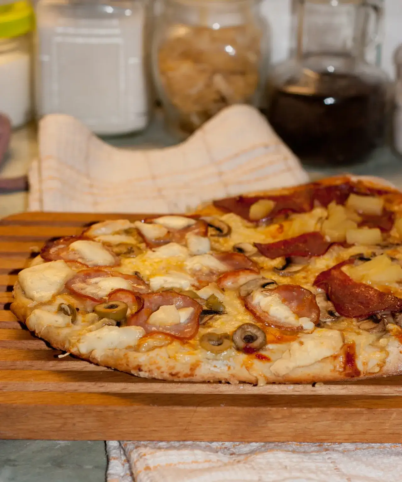 Zdjęcie Ile piec pizzę na cieście drożdżowym, aby uniknąć zakalca?