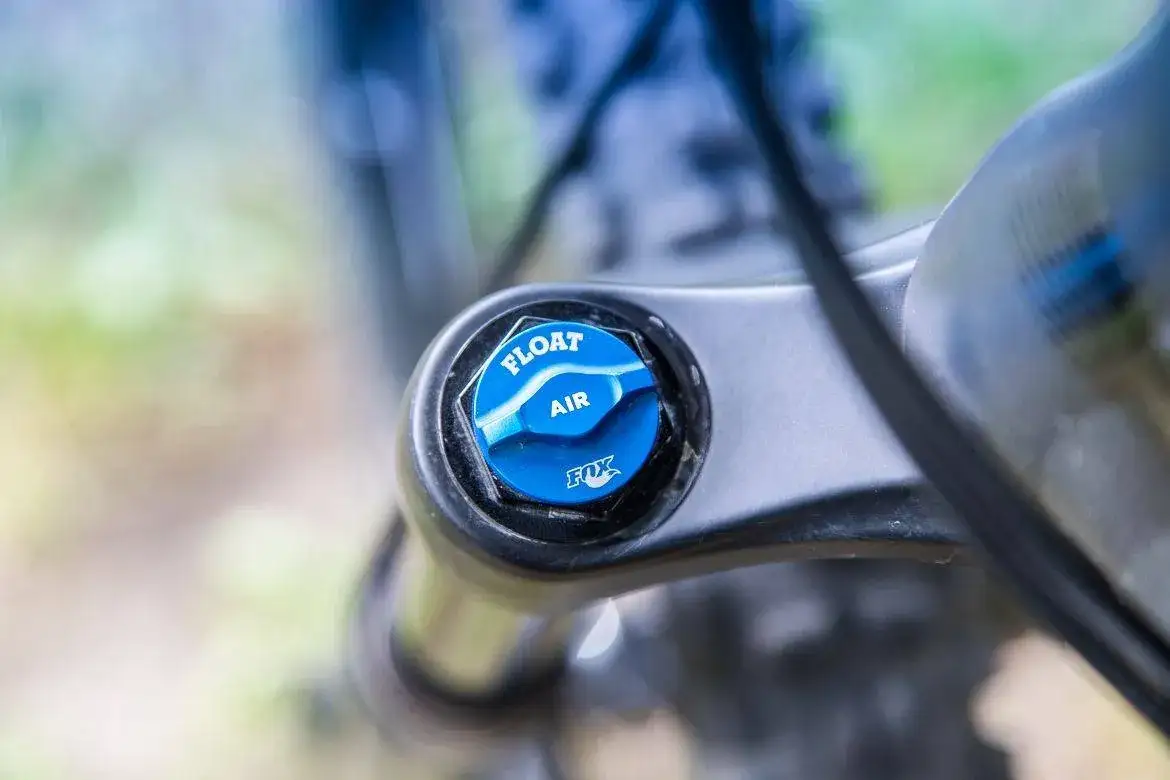 Zdjęcie Jak napompować amortyzator w rowerze – uniknij najczęstszych błędów