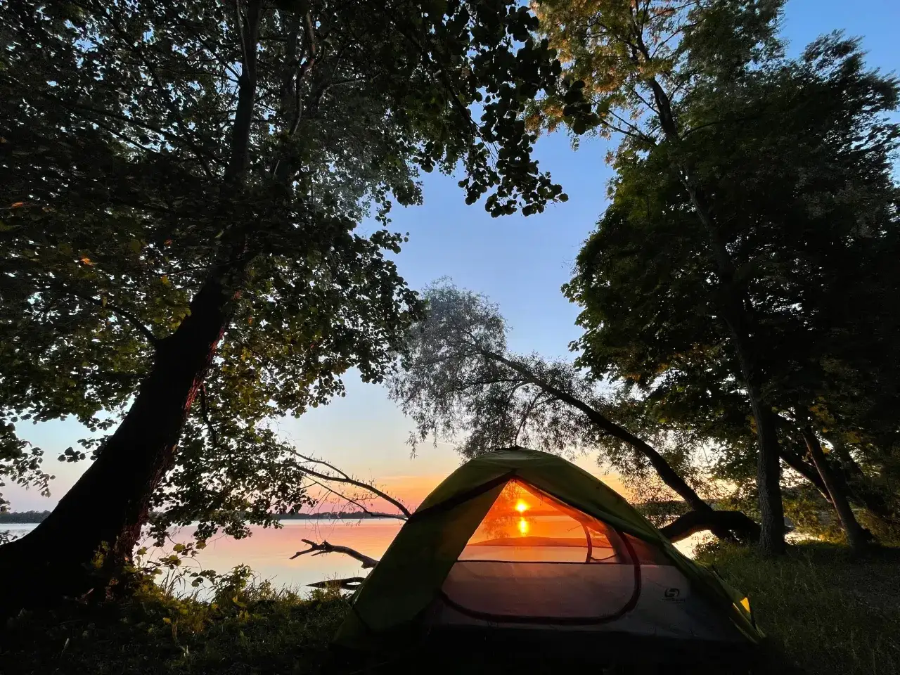 Zdjęcie Najlepsze miejsca na camping nad jeziorem Powidzkim i ich zasady