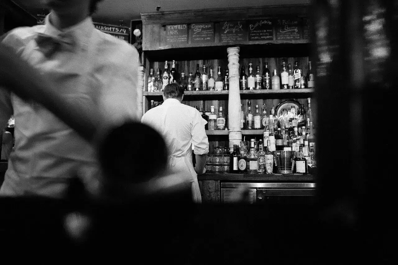 Zdjęcie Czy barman może pić w pracy? Zasady i konsekwencje picia alkoholu