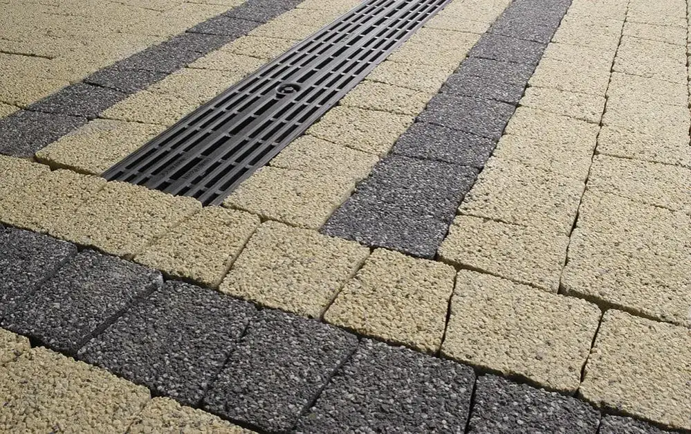 Zdjęcie Betonowy odpływ liniowy: Trwałe rozwiązanie do walki z wodą