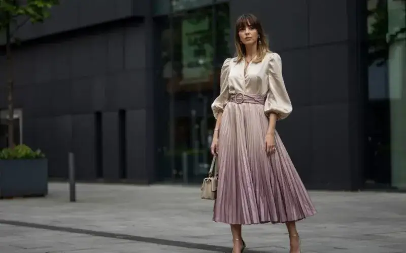 Zdjęcie Co założyć na sukienkę do kościoła? Skromne i modne stylizacje na każdą okazję