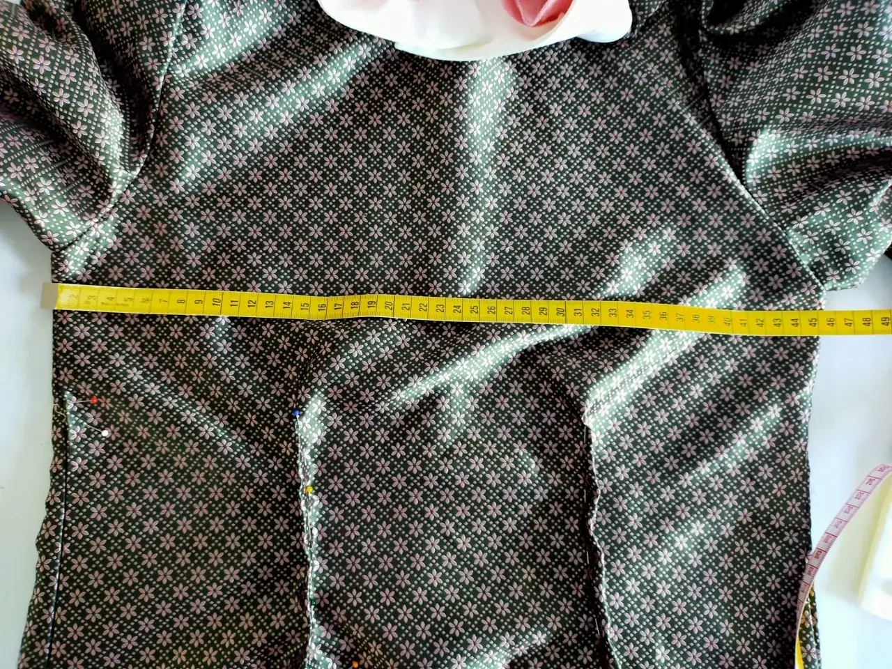 Zdjęcie Jak poszerzyć spódnicę po bokach - proste sposoby na idealne dopasowanie