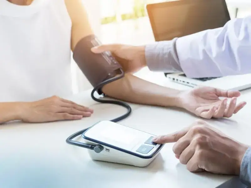 Zdjęcie Kiedy wysokie ciśnienie wymaga natychmiastowej pomocy? Niebezpieczne objawy i pierwsza pomoc