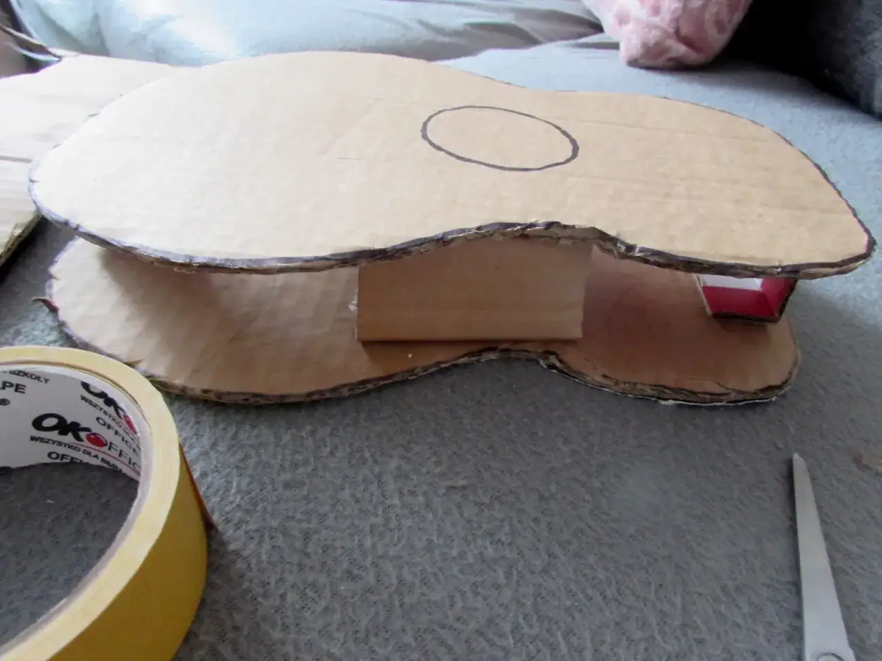 Zdjęcie Jak zrobić ukulele z kartonu – prosta instrukcja na kreatywny projekt DIY