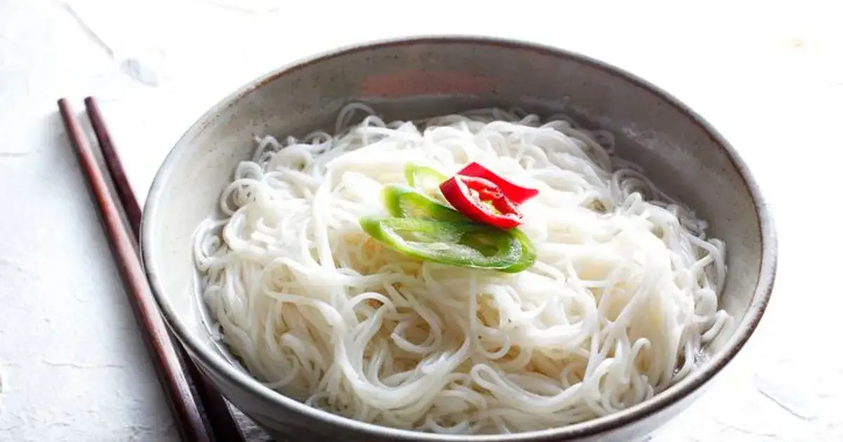 Zdjęcie Jak gotować makaron ryżowy, aby uniknąć błędów i uzyskać idealną konsystencję