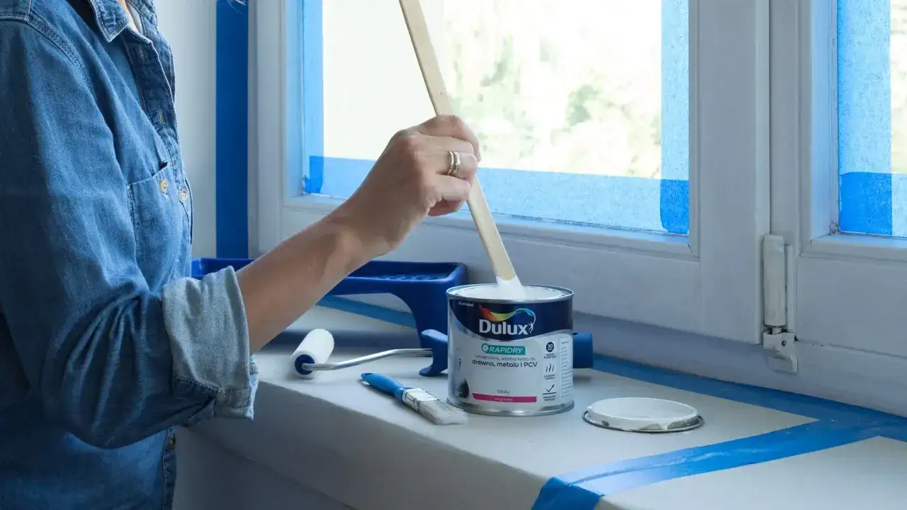 Zdjęcie Ile kosztuje malowanie okien? Sprawdź ceny i ukryte koszty malarskie