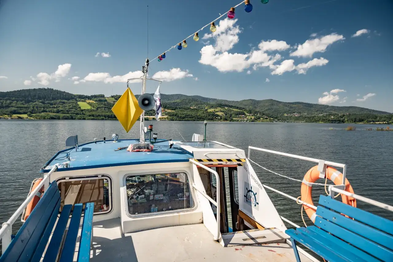 Zdjęcie Rejsy statkiem po Jeziorze Żywieckim – ceny, trasy i atrakcje
