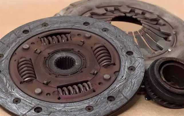 Zdjęcie Jak działa sprzęgło w samochodzie? Poznaj sekrety mechanizmu, który zmienia wszystko