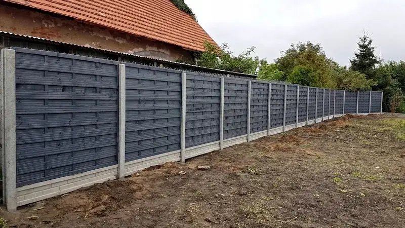 Zdjęcie Czym zasłonić płot betonowy? Sprawdzone metody na poprawę wyglądu