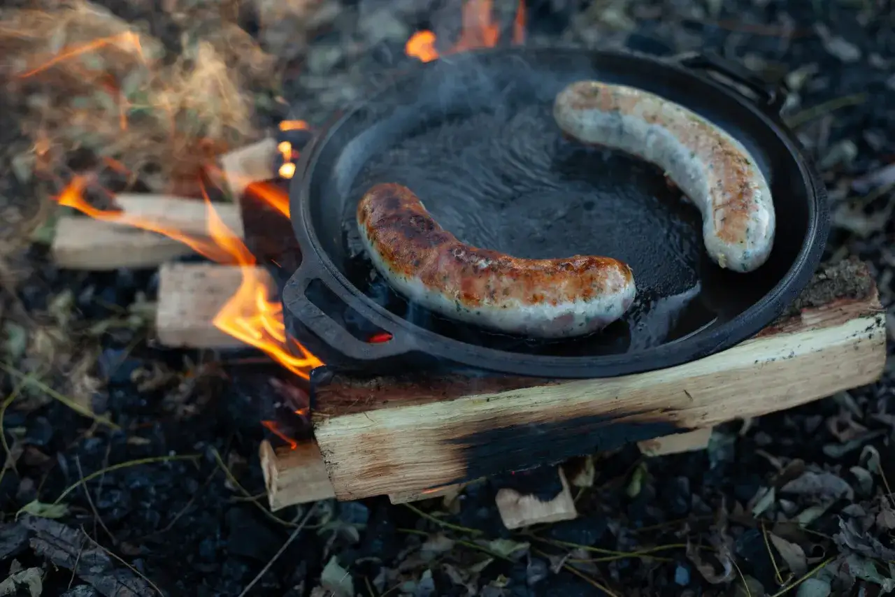 Zdjęcie Jaką patelnię na ognisko wybrać, aby uniknąć problemów z gotowaniem?
