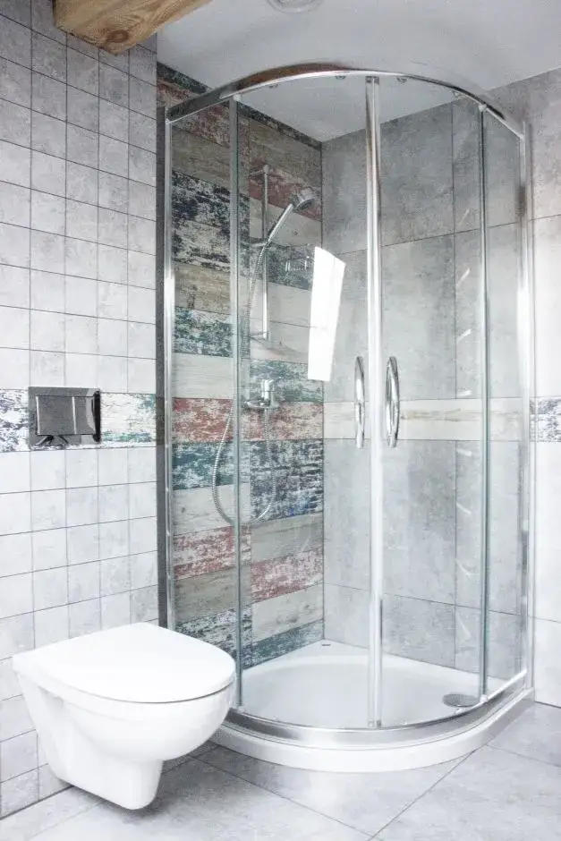 Zdjęcie Kabina czy wanna do małej łazienki: Porównanie i praktyczne rady