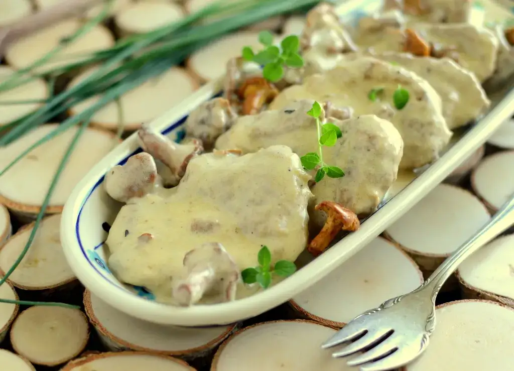 Zdjęcie Polędwiczki w sosie kurkowym – najlepsze dodatki, które zachwycą