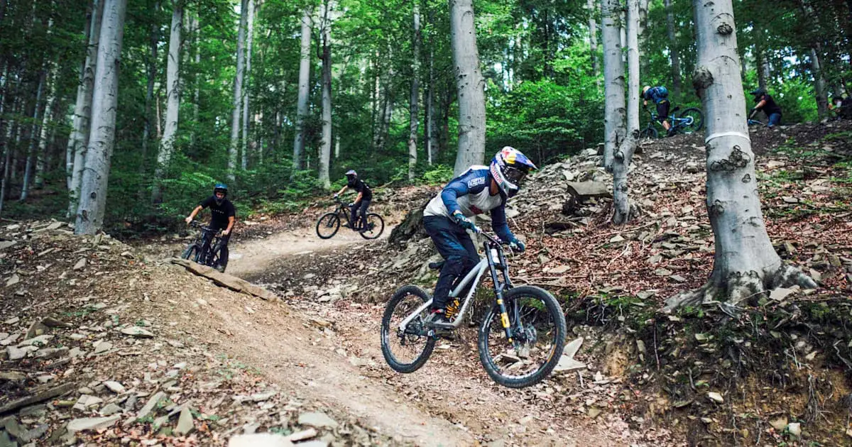 Zdjęcie Najlepsze trasy zjazdowe rowerowe, które zaskoczą każdego miłośnika jazdy