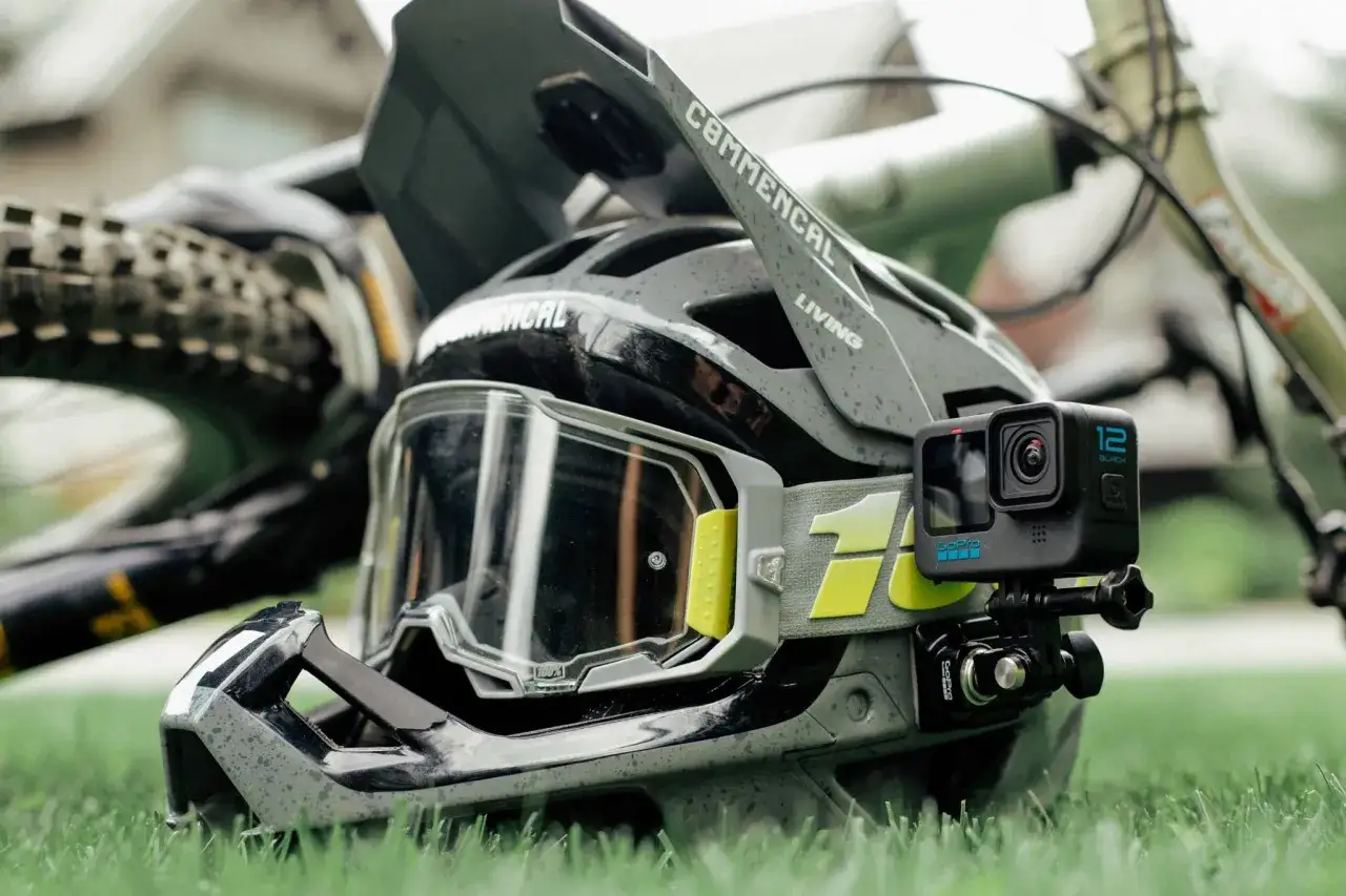 Zdjęcie Jak zamontować GoPro na kasku narciarskim - uniknij błędów i ciesz się nagraniami
