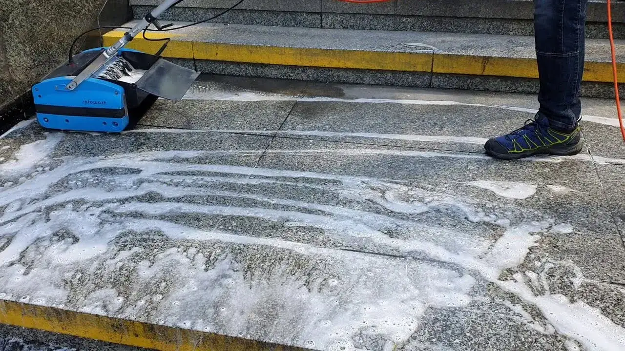 Zdjęcie Skuteczne metody czyszczenia schodów z lastryko - uniknij zniszczeń!