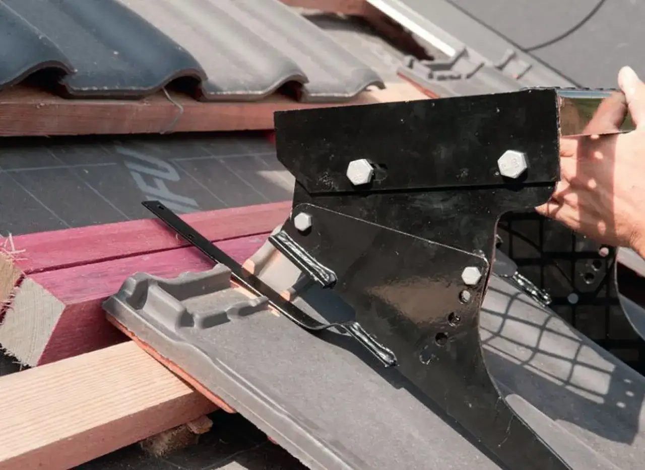 Zdjęcie Czym ciąć dachówkę ceramiczną, aby uniknąć zniszczeń i pyłu?