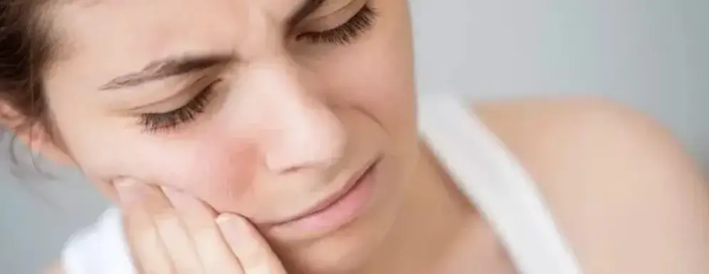 Zdjęcie Ból dziąsła po wyrwaniu zęba: dlaczego się pojawia i co robić?