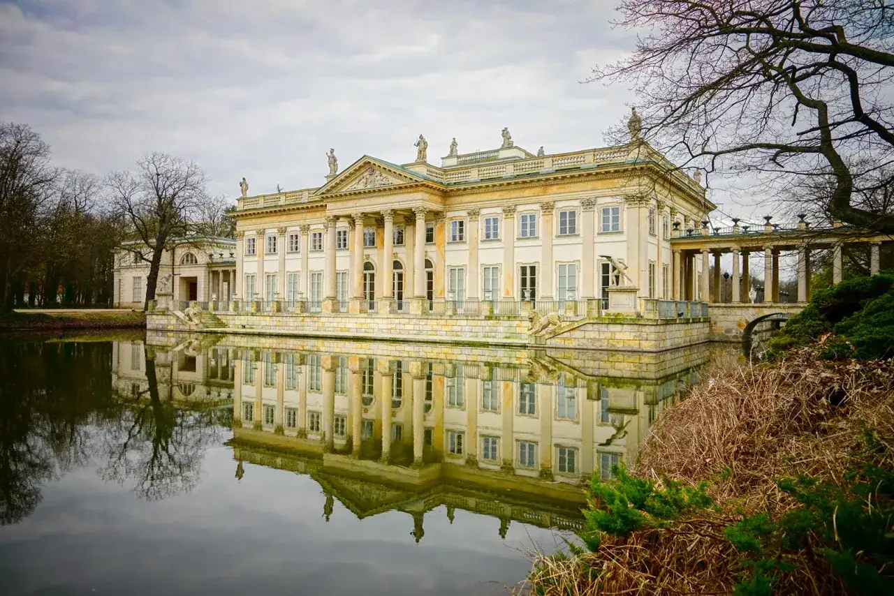 Zdjęcie W którym roku powstały łazienki warszawskie? Odkryj ich historię